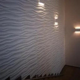 Biała ściana dekoracyjna 3D z podświetleniem LED i drewnianymi schodami w nowoczesnym wnętrzu.