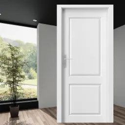 Białe, dwuczęściowe drzwi wewnętrzne z srebrną klamką, ustawione na tle jasnego wnętrza z dużym oknem i rośliną doniczkową.