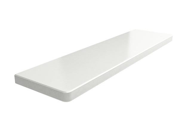 Biała, prostokątna półka z zaokrąglonymi krawędziami, widoczna pod kątem na białym tle.