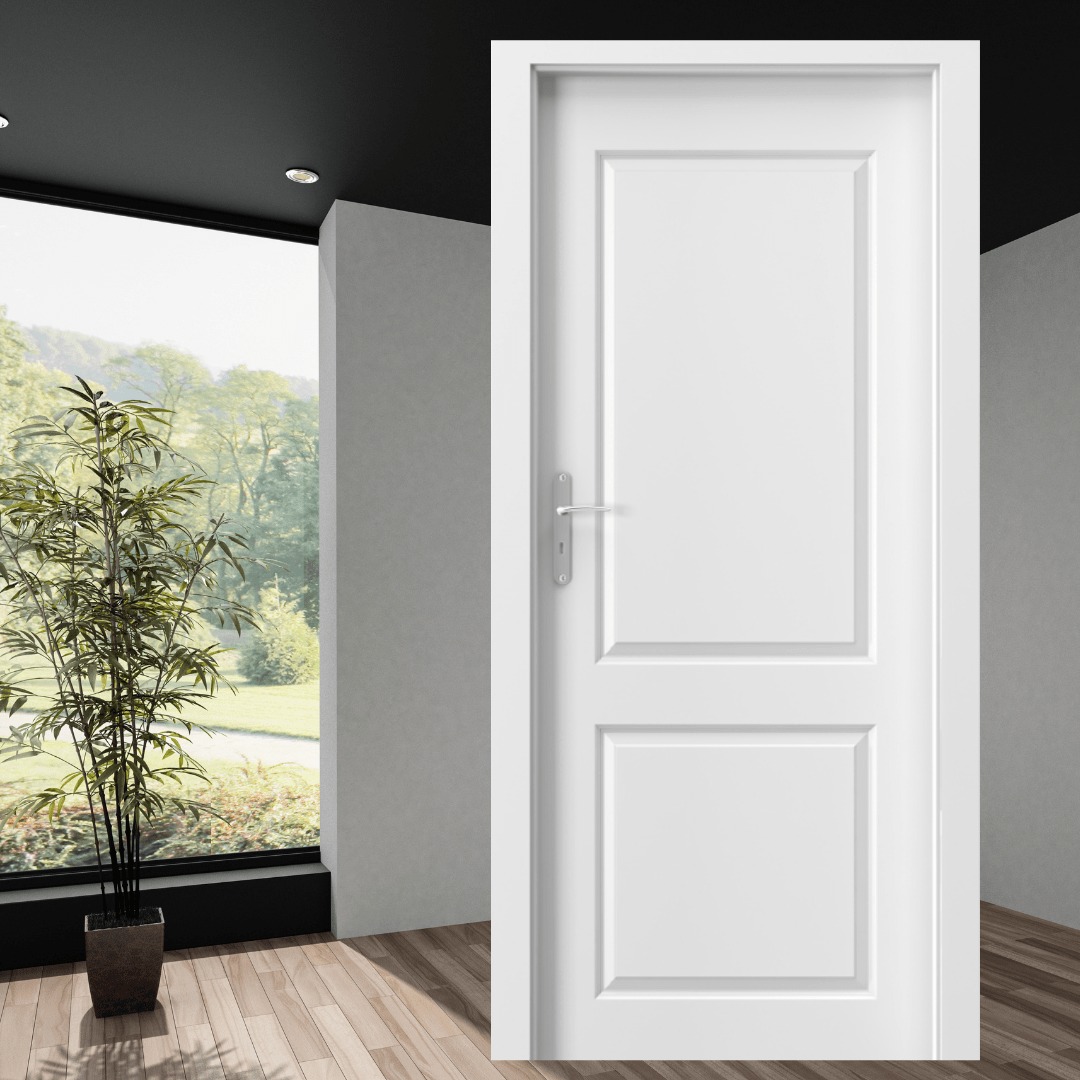 Białe, dwuczęściowe drzwi wewnętrzne z srebrną klamką, ustawione na tle jasnego wnętrza z dużym oknem i rośliną doniczkową.