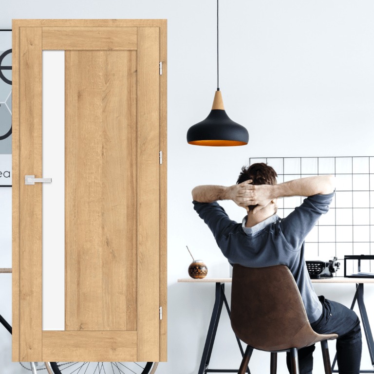 Dębowa drzwi wewnętrzne z matową szybą w minimalistycznym wnętrzu z mężczyzną relaksującym się przy biurku