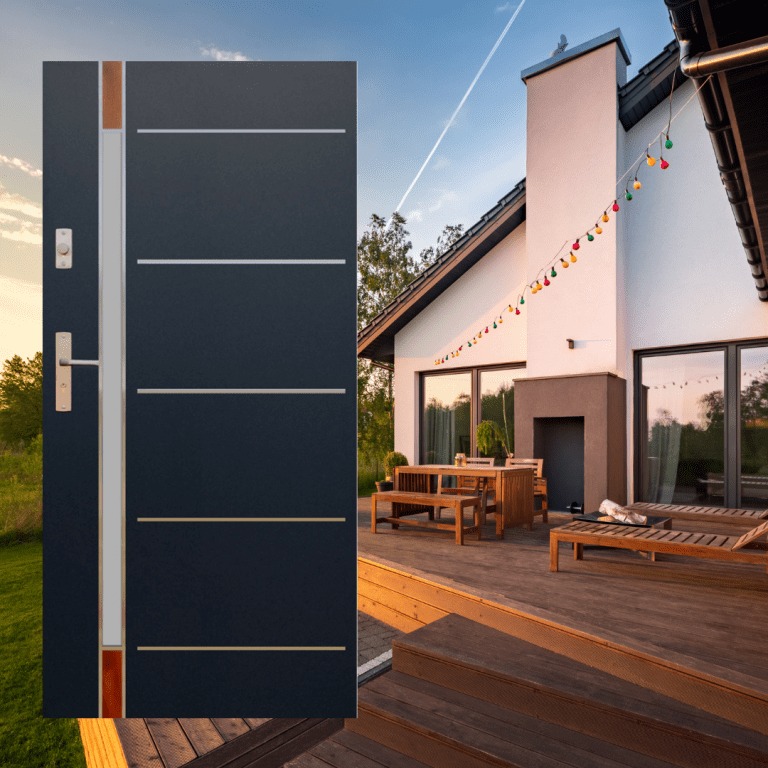 Nowoczesne, antracytowe drzwi zewnętrzne z poziomymi, srebrnymi akcentami i pionowym, drewnianym panelem, zamontowane w domu z drewnianym tarasem i dekoracyjnymi lampkami.