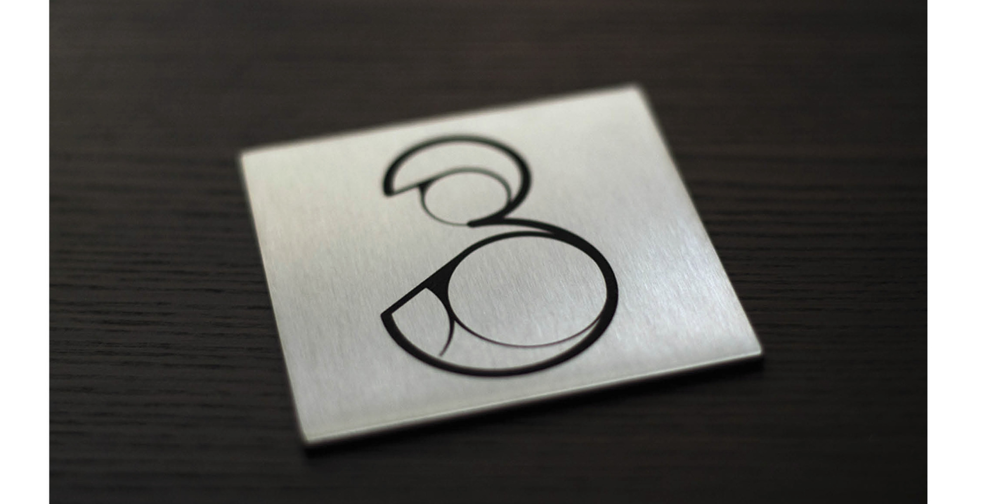 Projekt oraz realizacja tabliczki na drzwi.