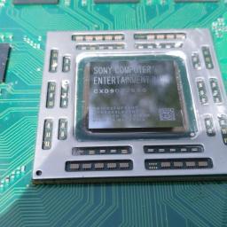 Rsinformatyka - Płyta główna z procesorem Sony Computer Entertainment Inc. CXD90026AG, widoczne ślady pasty termoprzewodzącej na sąsiednich układach.