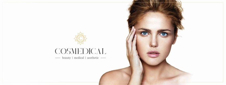 Portret kobiety z jasną cerą i niebieskimi oczami, delikatnie dotykającej twarzy, obok logo Cosmedical promującego usługi beauty, medical i aesthetic.