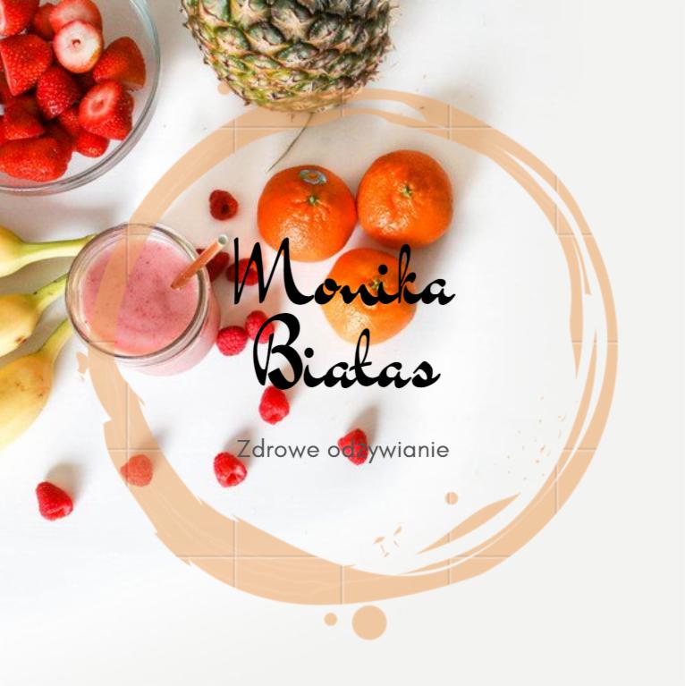 Kompozycja z owoców: truskawki w misce, ananas, mandarynki, maliny, smoothie bananowe w słoiku z brązową słomką, banany, całość otoczona graficznym okręgiem z napisem Monika Białas Zdrowe odżywianie.