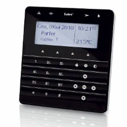 Czarny panel alarmowy Satel z wyświetlaczem LCD pokazującym datę, godzinę, temperaturę 21.5°C oraz nazwy pomieszczeń Parter i Kuchnia, widoczne przyciski numeryczne i funkcyjne.