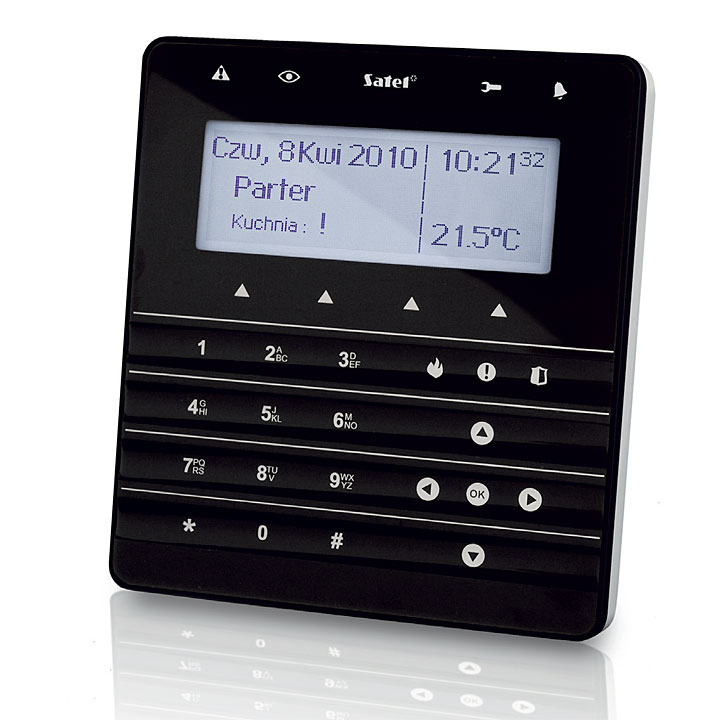 Czarny panel alarmowy Satel z wyświetlaczem LCD pokazującym datę, godzinę, temperaturę 21.5°C oraz nazwy pomieszczeń Parter i Kuchnia, widoczne przyciski numeryczne i funkcyjne.