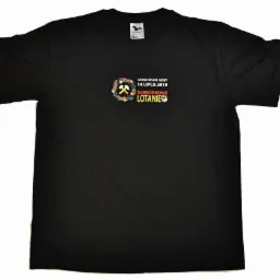 Czarna koszulka z nadrukiem upamiętniającym Barbórkowe Lotanie w Tarnowskich Górach, 14 lipca 2019, z motywem skrzyżowanych kilofów w ozdobnym wieńcu.