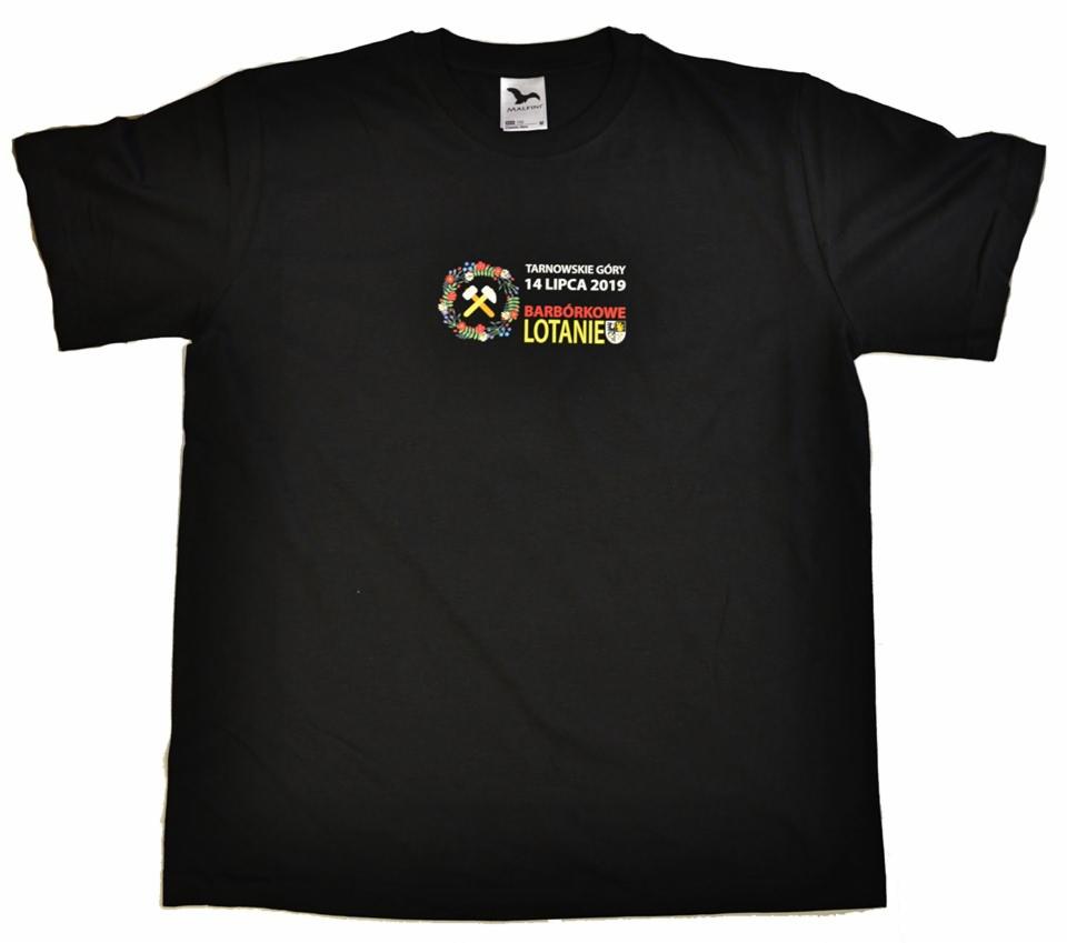 Czarna koszulka z nadrukiem upamiętniającym Barbórkowe Lotanie w Tarnowskich Górach, 14 lipca 2019, z motywem skrzyżowanych kilofów w ozdobnym wieńcu.
