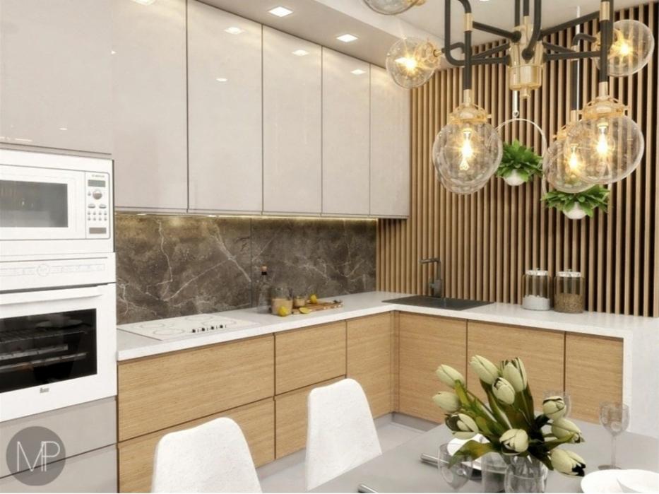 Nowoczesna kuchnia z drewnianymi frontami szafek, marmurowym backsplashiem, oświetleniem LED pod szafkami wiszącymi i dekoracyjną lampą wiszącą z roślinami.