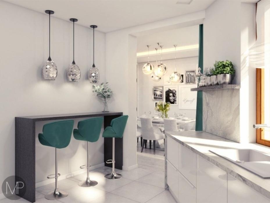 Nowoczesna kuchnia z trzema wiszącymi lampami o dekoracyjnych kloszach nad barkiem z zielonymi hokerami, widok na jadalnię z okrągłym stołem i galerią czarno-białych zdjęć.