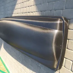 Bagażnik dachowy oklejony folią Carbon.