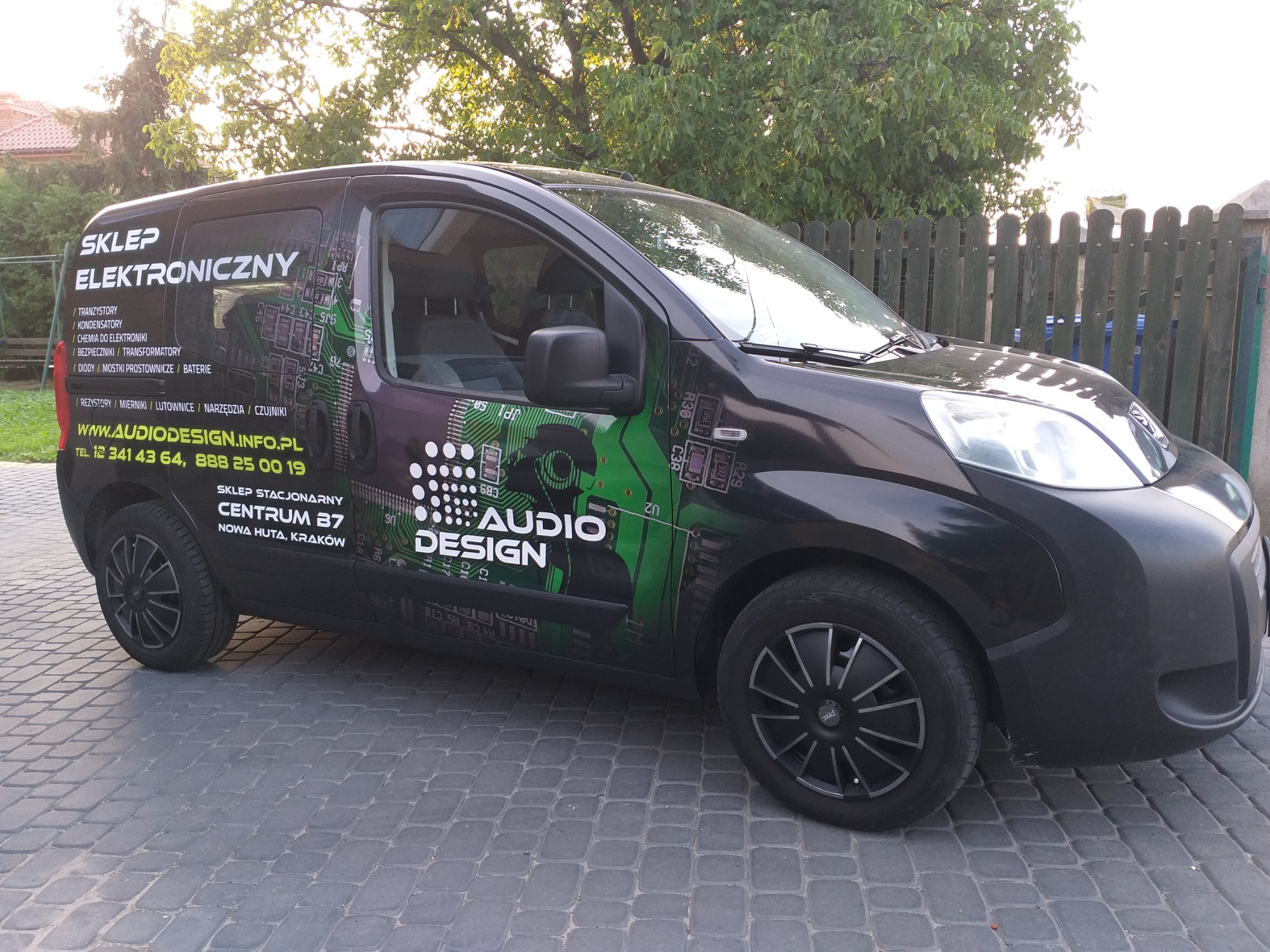 Reklama dla Firmy Audio Design, oklejenie prawie całego samochodu grafiką reklamową.