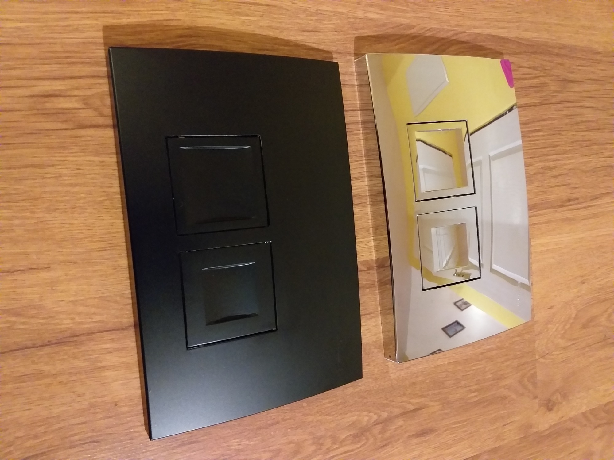 Przycisk Geberit oklejony na czarny mat.