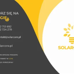 Wizytówka firmy Solarcore z logo przedstawiającym żarówkę z liści, numerami telefonów, adresem e-mail, adresem strony internetowej oraz informacjami o darmowej wycenie projektu, montażu w 2 dni...