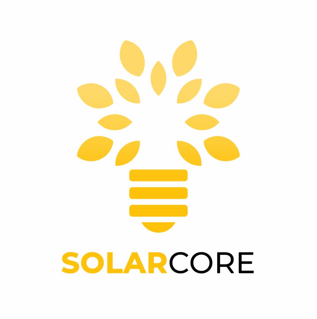 Żółte logo Solarcore przedstawiające żarówkę z liśćmi zamiast szkła na białym tle.
