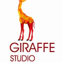 Grafika przedstawia geometryczną żyrafę w odcieniach pomarańczy i czerwieni, stojącą nad napisem 'GIRAFFE STUDIO' w kolorze bordowym. Żyrafa ma wyraźnie zaznaczone geometryczne kształty tworzące...