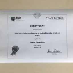 Certyfikat ukończenia kursu 'Sukcesja i ubezpieczanie przedsiębiorców krok po kroku', wydany dla Pawła Piotrowskiego, data wydania 2019-07-19, podpisany przez trenera Adama Kubickiego, z logo ISU...
