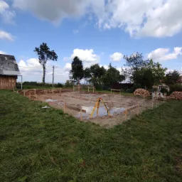 Tyczenie osi konstrukcyjnych budynku na ławicach