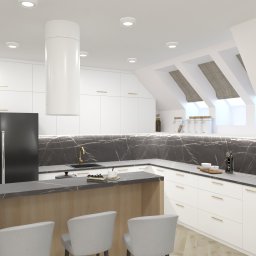 BOHO STUDIO - Wizualizacja nowoczesnej kuchni w bieli z czarnym blatem i złotymi akcentami; wyspa kuchenna z drewnianym frontem i trzema szarymi krzesłami barowymi, okno dachowe z roletami w tle.