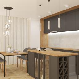 BOHO STUDIO - Nowoczesna kuchnia z wyspą i barkiem na wino, oświetlona wiszącymi lampami kulami i cylindrycznymi lampami nad blatem, z drewnianymi akcentami i parkietem w jodełkę.