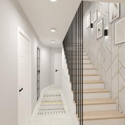 BOHO STUDIO - Nowoczesny hol z białymi drzwiami, schodami z drewnianymi stopniami i czarną balustradą, oświetlony punktowymi lampami sufitowymi i kinkietami ściennymi, z geometryczną tapetą i wzorzystym dywanem.