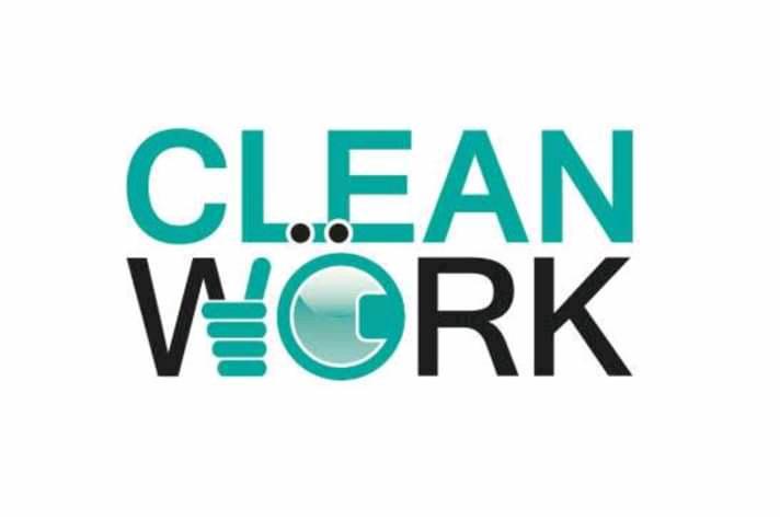 Logo firmy sprzątającej Clean Work z elementami graficznymi w kolorach turkusowym i czarnym, przedstawiające dłoń z podniesionym kciukiem oraz symbol czystości.