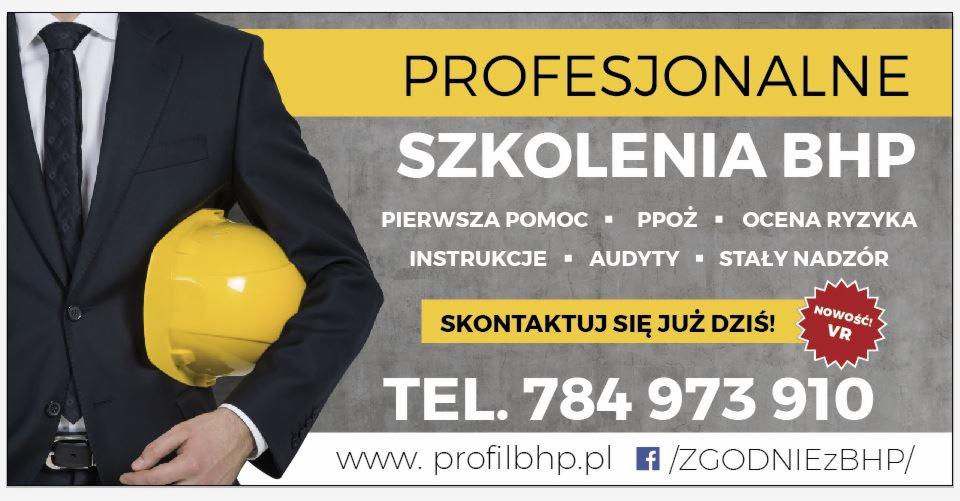 Mężczyzna w garniturze trzyma żółty kask budowlany na tle reklamy profesjonalnych szkoleń z zakresu bezpieczeństwa i higieny pracy, pierwszej pomocy, ochrony przeciwpożarowej i oceny ryzyka.