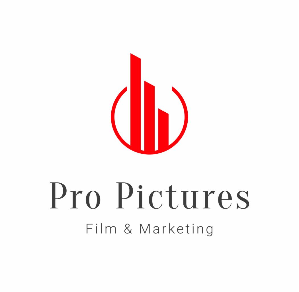 Logo firmy Pro Pictures: czerwony, abstrakcyjny symbol budynku w okręgu nad nazwą firmy i napisem Film & Marketing, całość na białym tle.