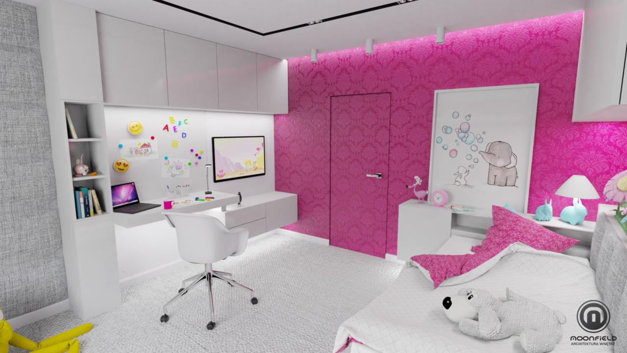 Pokój dziecięcy z białymi meblami, biurkiem z laptopem, różową tapetą w ornamenty i łóżkiem z pluszowym misiem.
