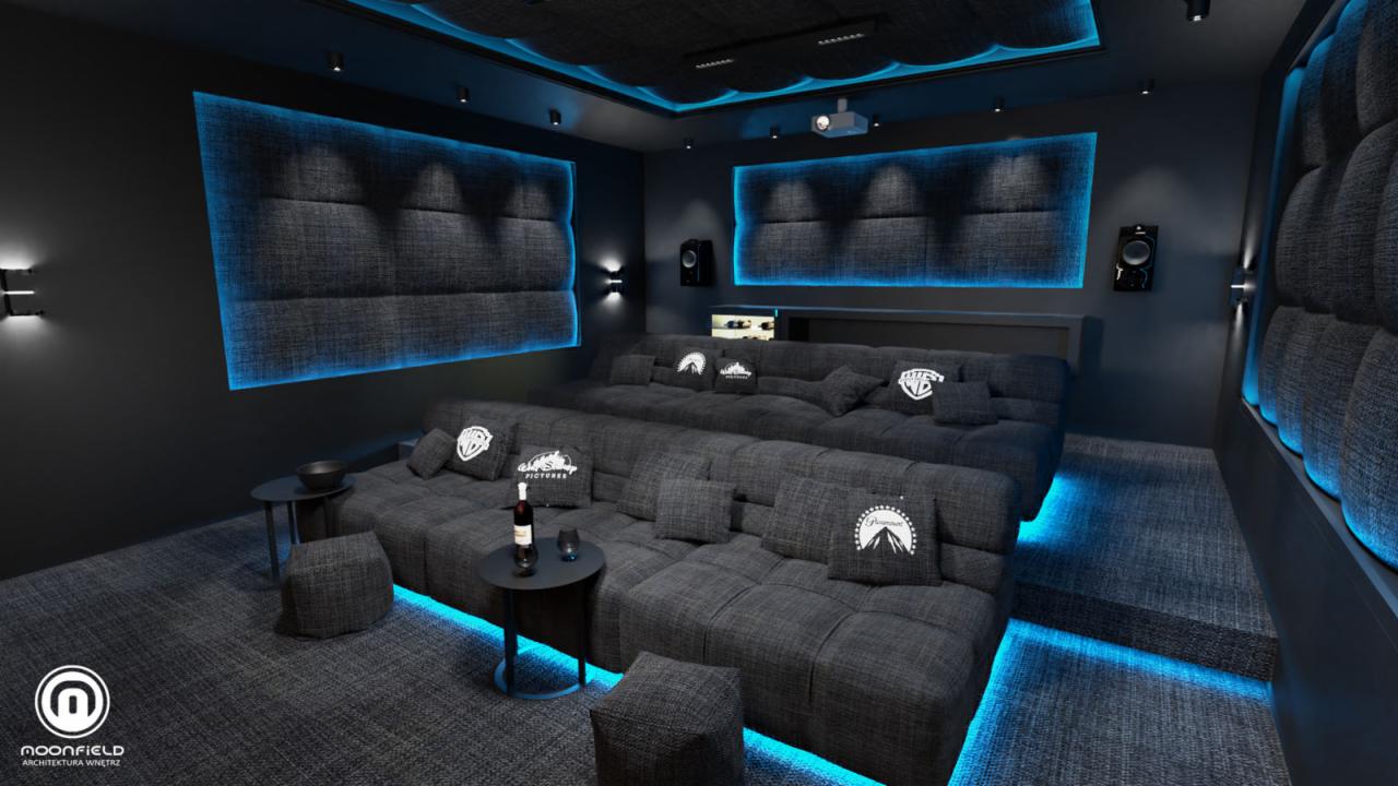 Nowoczesne kino domowe w odcieniach szarości, z modułową sofą, podświetleniem LED i akustycznymi panelami ściennymi. Na stoliku butelka wina i szklanka. Poduszki z logotypami wytwórni filmowych.