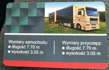 Wizytówka firmy transportowej z Włodowa prezentująca wymiary samochodu ciężarowego z przyczepą: długość 7.70 m, wysokość 3.05 m. Na wizytówce widoczne zdjęcie beżowego zestawu ciężarowego na tle...