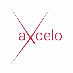 Logo firmy 'axcelo' z czerwonymi liniami przecinającymi nazwę na białym tle.