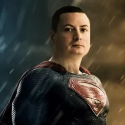 Mężczyzna w kostiumie Supermana z logotypem 'S' na piersi, na tle z efektem deszczu. Nietypowe ujęcie, bez wyraźnych cech charakterystycznych dla usług IT.