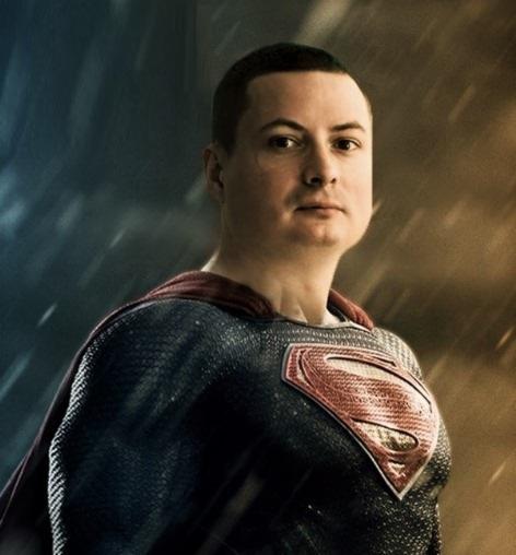 Mężczyzna w kostiumie Supermana z logotypem 'S' na piersi, na tle z efektem deszczu. Nietypowe ujęcie, bez wyraźnych cech charakterystycznych dla usług IT.