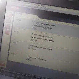 Ekran laptopa z uruchomionym programem diagnostycznym Delphi, wyświetlającym kody błędów P0105, P0335 i P1125, dotyczące czujnika ciśnienia powietrza, sygnału obrotów silnika i usterki komunikacji...