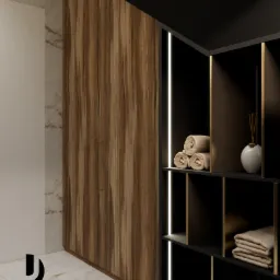 Minimalistyczna łazienka z drewnianą szafą, czarnym regałem z podświetleniem LED, zwiniętymi ręcznikami i marmurową podłogą, prezentująca nowoczesny design.