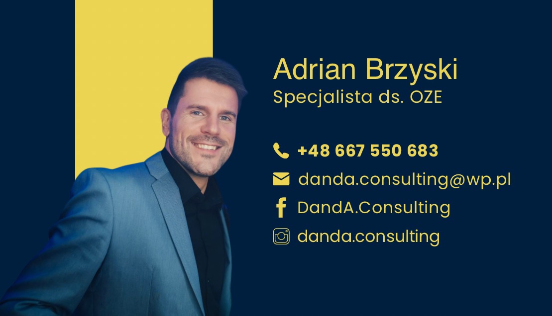 Portret uśmiechniętego mężczyzny w błękitnym garniturze, obok dane kontaktowe specjalisty ds. OZE na tle w kolorach granatowym i żółtym.