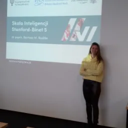 Prezentacja Skali Inteligencji Stanford-Binet 5 z dr psych. Bartoszem M. Radtke, logo Krajowego Konsultanta Psychologii Klinicznej, Polskiej Akademii Nauk i informacja o narzędziu diagnostycznym...