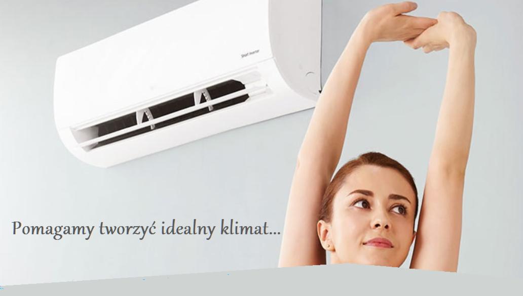 Biały klimatyzator ścienny z widoczną twarzą uśmiechniętej kobiety z podniesionymi rękoma w tle jasnej ściany.