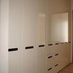 Szafa wykonana z MDF lakierowanego w połysku.