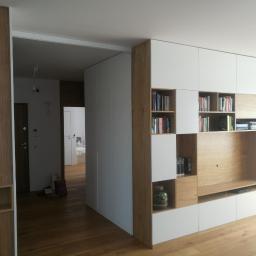 Regał w salonie MDF półmat + fronty z forniru dębowego.