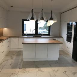 Max-Meble Design Robert Grabowski - Kuchnia wykonana z białego MDF lakierowanego w połysku.