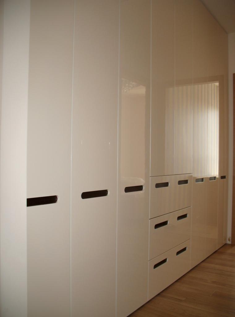 Szafa wykonana z MDF lakierowanego w połysku.