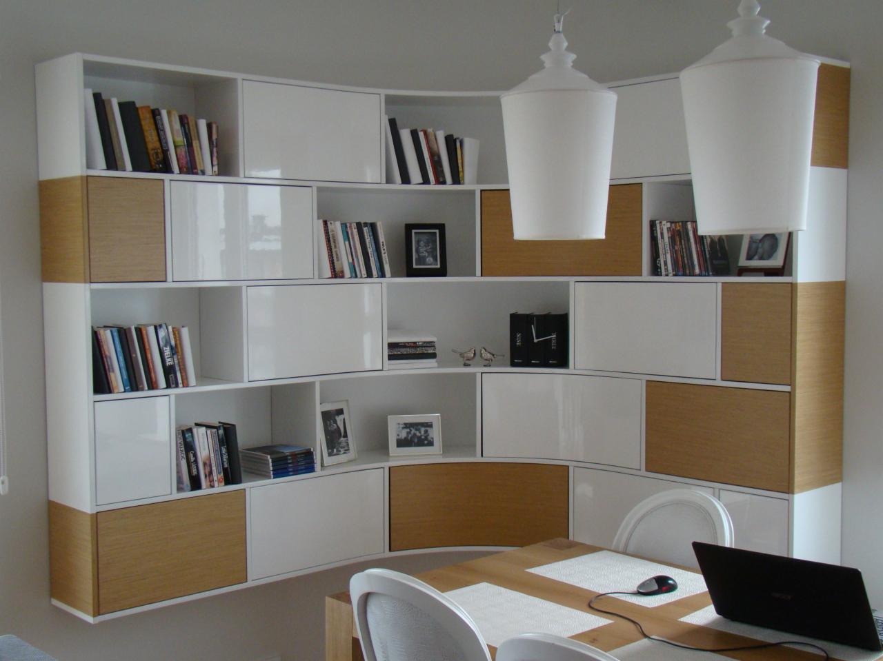 Zabudowa meblowa ściany wykonana pod wymiar z najlepszych materiałów.