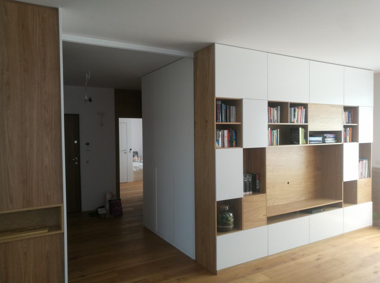 Regał w salonie MDF półmat + fronty z forniru dębowego.