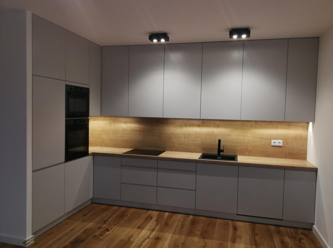 Kuchnia wykonana z MDF lakierowanego w półmacie.