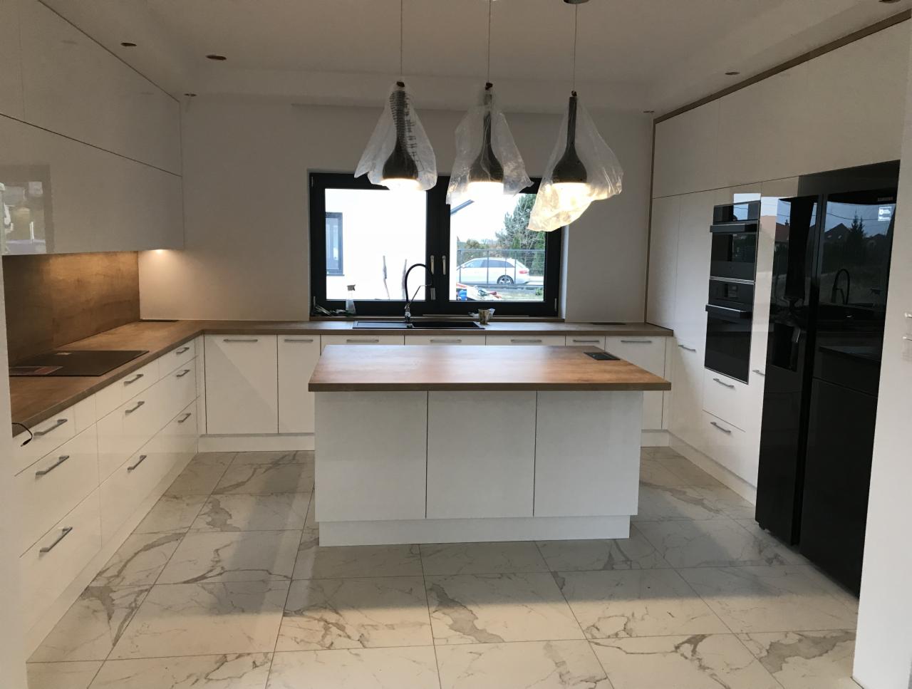 Kuchnia wykonana z białego MDF lakierowanego w połysku.