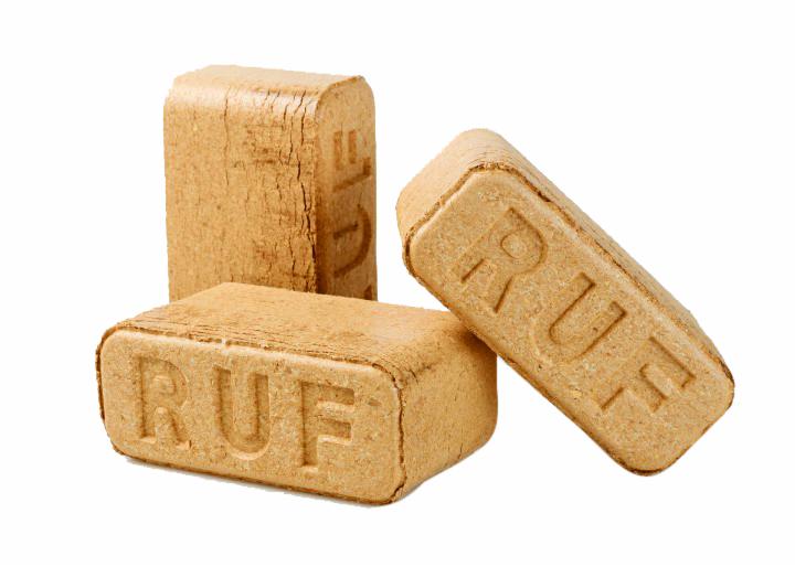 Trzy brykiety drzewne RUF ułożone na białym tle, ukazujące teksturę i wytłoczone litery.